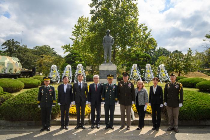 7일 육군사관학교와 주한미군전우회(KDVA) 코리아챕터가 개최한 미 육군사관학교(웨스트포인트) 출신 초급장교 14명을 기리는 추모비 제막식에서 이서영(왼쪽 셋째) KDVA 코리아챕터 회장을 비롯한 주요 내빈이 기념촬영을 하고 있다.
