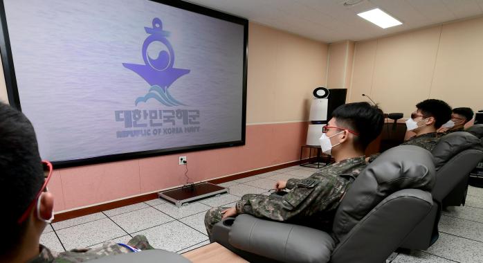 해군1함대 장병들이 새로 구축된 3D 상영관 및 VR 체험관에서 실감형 정신전력교육을 체험하고 있다.  사진 제공=유선종 상사