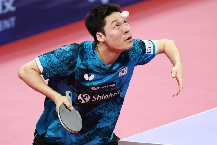 국군체육부대 탁구팀 장우진 상병이 지난 8일 중국 청두에서 열린 2022 국제탁구연맹(ITTF) 단체전 세계선수권대회 독일과의 준결승전에서 서브를 넣고 있다.  연합뉴스