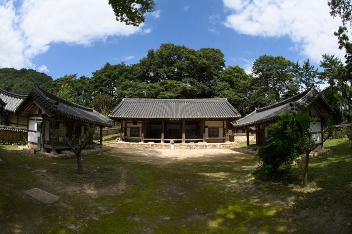 강학공간의 중심인 강당 ‘경회당’을 중심으로 유생들의 기숙사인 동재 명의재와 서재 지경재가 좌우에 자리하고 있다.