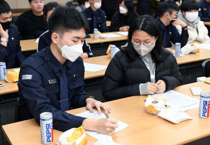 공군15특수임무비행단 교육봉사 동아리 병사가 지역 고등학생에게 재능기부를 하고 있다.  사진 제공=김동범 중사