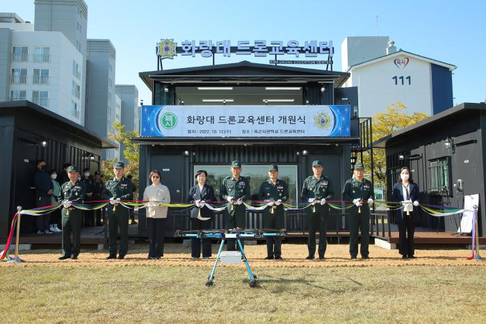 전성대(가운데) 육군사관학교장과 관계자들이 12일 열린 화랑대 드론교육센터 개원식에서 테이프를 자르고 있다.  부대 제공