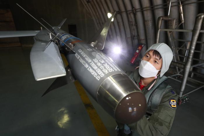 8전비 FA-50 조종사 김준환 대위가 비행 전 무장상태를 점검하고 있다.