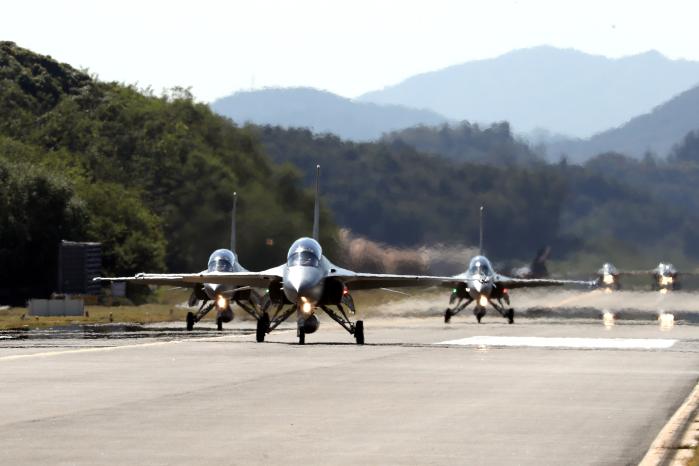2022년 공중사격대회 전투기 분야에 출전하는 8전투비행단 FA-50 경공격기들이 이륙을 위해 이동하고 있다.