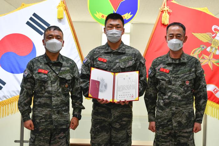 바다에 빠진 남성을 구해 ‘명예로운 인물’에 선정된 해병대 군수단 이상용(가운데) 중사. 부대 제공