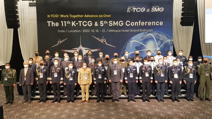 18일 경기도 성남시 밀리토피아 호텔에서 열린 제11회 K-TCG 및 제5회 SMG 국제회의 개막식에서 공군·방사청 주요 관계자들과 인도네시아·튀르키예·페루 등 주요 협력국 참가자들이 기념 촬영을 하고 있다. 부대 제공