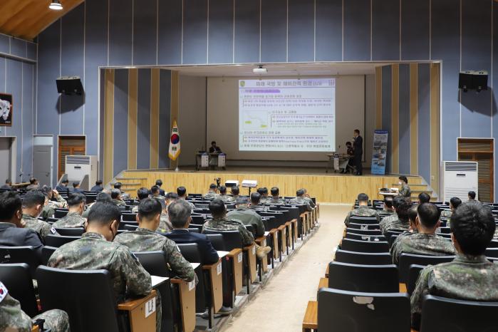 육군60보병사단이 18일 안보교육관에서 개최한 ‘예비전력 발전 전문가 세미나’에서 참석자들이 배일수(육군대령) 박사의 발표를 듣고 있다. 부대 제공