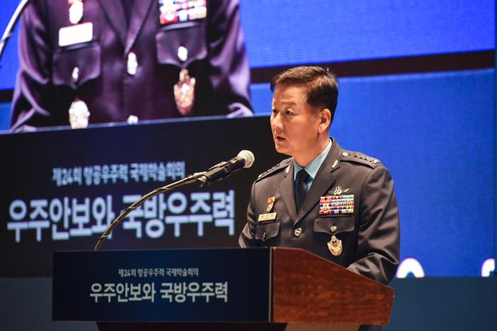 정상화 공군참모총장이 19일 열린 항공우주력 국제학술회에서 환영사를 하고 있다. 공군 제공