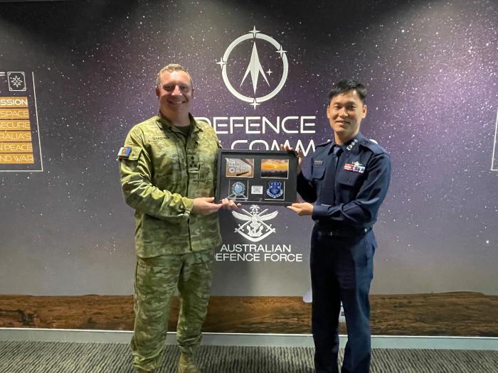 공군본부 우주센터 이진길(오른쪽) 우주전력발전과장과 호주 공군 크리스 가드너 우주작전협력부장이 20일 실무협력회의 후 기념품을 교환하고 있다. 공군 제공