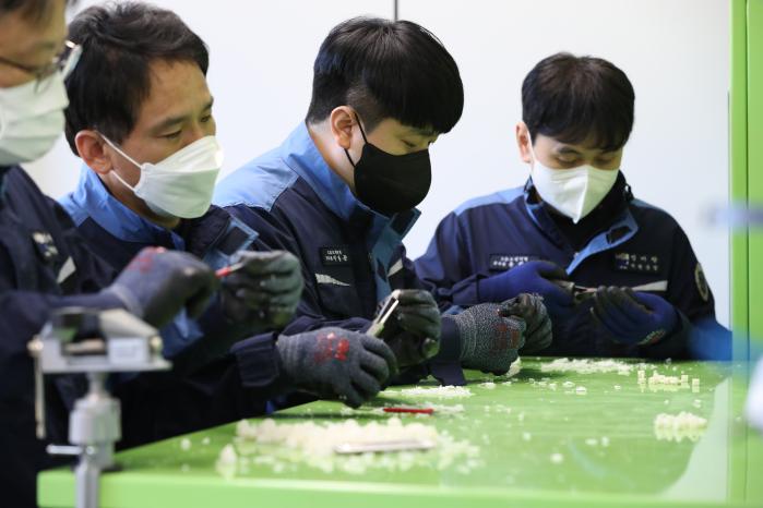 공구를 활용해 후처리 작업을 하는 3D 프린터팀 팀원들.