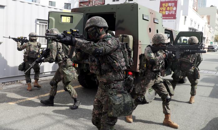 53보병사단 태종대여단 기동타격대 장병들이 적 특작부대를 섬멸하기 위해 수색 작전에 돌입하고 있다.
