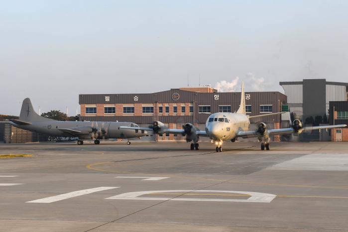 지난 23일 해군항공사령부에서 진행된 한국-뉴질랜드 해상초계기 연합훈련에서 양국 P-3 해상초계기가 긴급출격을 준비하고 있다.  사진 제공=나은정 상사(진)