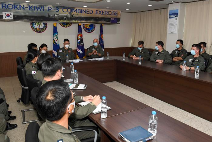 해군항공사령부와 뉴질랜드 공군5비행대대 장병들이 해상초계기 연합훈련에 앞서 회의를 하고 있다. 
 사진 제공=나은정 상사(진)