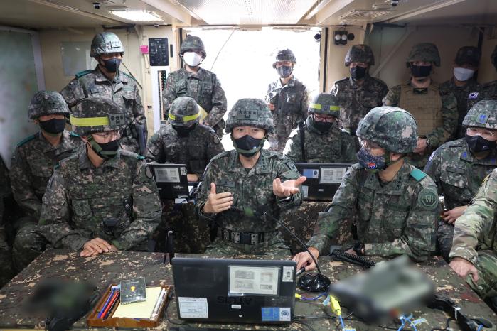 훈련 현장을 찾은 안병석(가운데) 한미연합군사령부 부사령관이 장병들을 격려하고 있다.