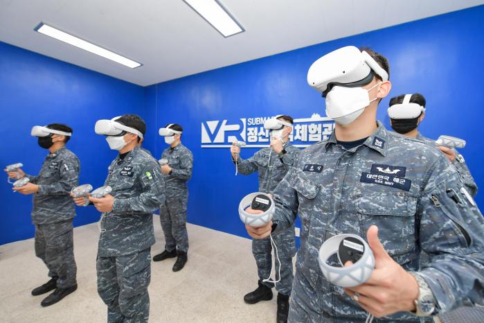 25일 해군잠수함사령부 VR 체험관에서 헤드마운트디스플레이(HMD) 장비를 착용한 안중근함 장병들이 안중근 의사 콘텐츠를 체험하고 있다.  부대 제공