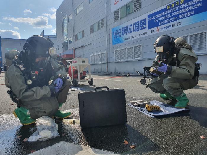 육군50보병사단이 25일 경북 칠곡군 엘앤에프 공장에서 실시한 통합 화학물질 누출 대응훈련에 참가한 화생방테러특수임무대(CRST) 장병들이 오염지역에서 화생방 물질을 수집하고 있다.  사진 제공=최기섭 군무주무관