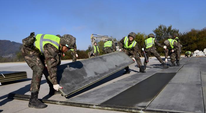 제10회 피해복구 전술평가대회에 참가한 장병들이 26일 활주로 피해복구 종목에서 폭파구를 복구하고 있다. 공군 제공
