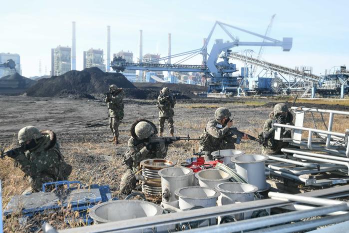 26일 오전 충남 보령시 한국중부발전 보령발전본부 일대에서 진행된 ‘2022 호국훈련’ 국가 중요시설 방호훈련에서 육군32보병사단 해안대대 장병들이 주변을 경계하고 있다. 백승윤 기자 