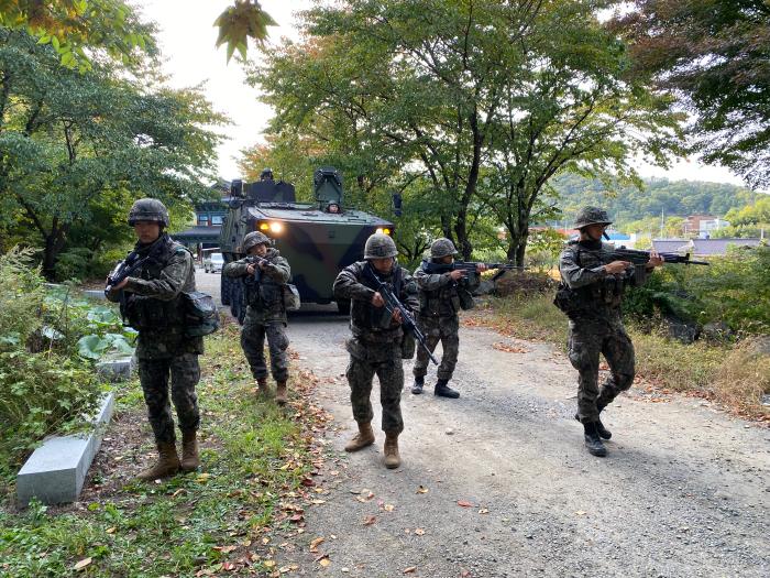 육군50보병사단 팔공산여단 장병들이 대구공항 인근 관음사 일대에서 수색작전을 펼치고 있다. 사진 제공=허남혁 대위