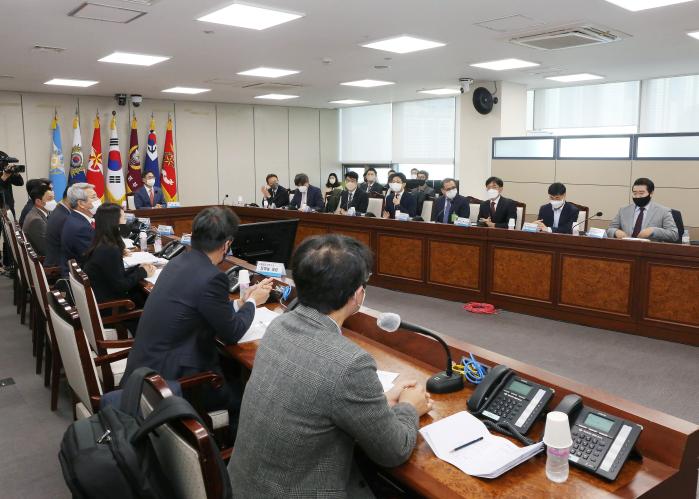 신범철(가운데) 국방부 차관이 지난 28일 서울 용산구 국방부 청사에서 개최된 한미 국방상호조달협정 TF 1차 준비회의에서 참석자들과 의견을 교환하고 있다.  국방부 제공
