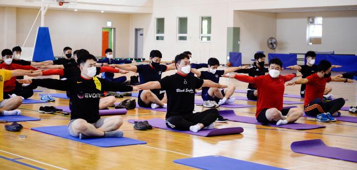 공군10전투비행단 조종사들이 정신건강 캠페인 중 하나인 외부 강사 초청 필라테스·요가 수업을 받고 있다.  부대 제공