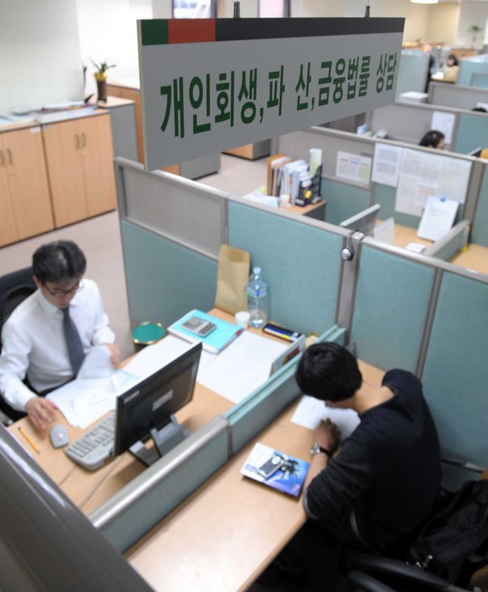 다중채무자 사전채무조정(프리워크아웃)을 위해 신용회복위원회 서울 명동상담소에서 연체자들이 상담을 받고 있다. 사진=매경 DB