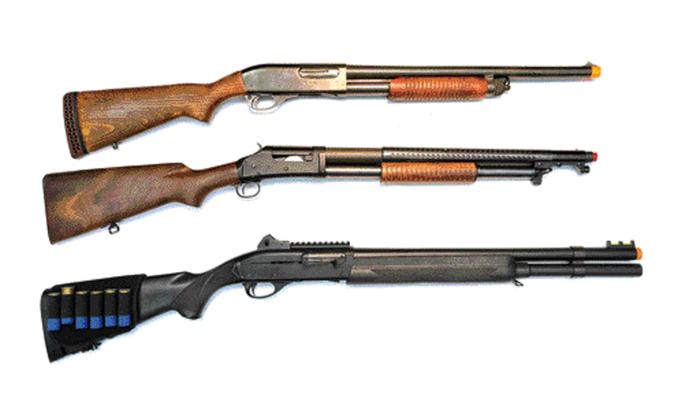 필자가 소장 중인 산탄총 모형 총기들. 위에서부터 레밍턴 M870 , 윈체스터 M1897, 레밍턴 M1100. 필자제공