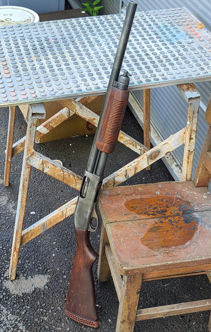 촬영 소품용으로 작업한 레밍턴 M870 모형 총기. 소품 특성상 총구에 칼라파트가 없다.일반적인 의뢰품이나 수집품과 달리 소품은 더욱 거칠게 표면 작업을 하게 되는 것이 특징이다.  필자 제공