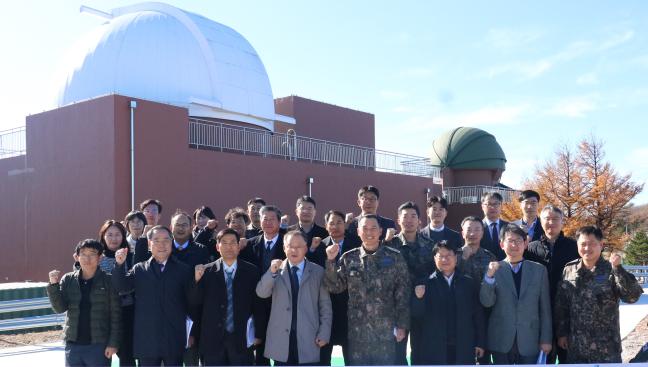 공군이 4일 주관한 제2회 공군 우주력 발전위원회 전체회의에서 주요 참석자들이 전자광학위성감시체계 운영 현장 앞에서 파이팅을 외치고 있다.  공군 제공
