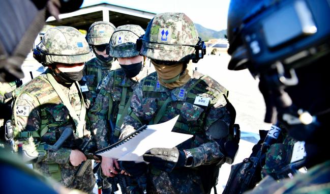 제11회 공군 대테러 전술평가대회에 참가한 대테러작전요원들이 지난 4일 상황조치 평가에 앞서 작전을 논의하고 있다.  공군 제공