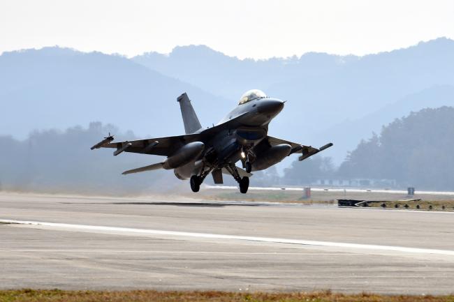 공군공중전투사령부가 8일 실시한 후반기 공격 편대군 훈련에서 F-16 전투기와 F-15K 전투기(사진 오른쪽)들이 이륙하고 있다.   사진 제공=고미숙 상사·지준오 중사