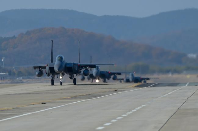 공군공중전투사령부가 8일 실시한 후반기 공격 편대군 훈련에서 F-16 전투기와 F-15K 전투기(사진 오른쪽)들이 이륙하고 있다. 사진 제공=고미숙 상사·지준오 중사