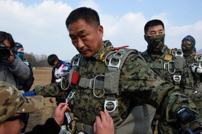 비행에 앞서 안전장비를 점검받고 있는 고공 강하 경연대회 참가 장병.