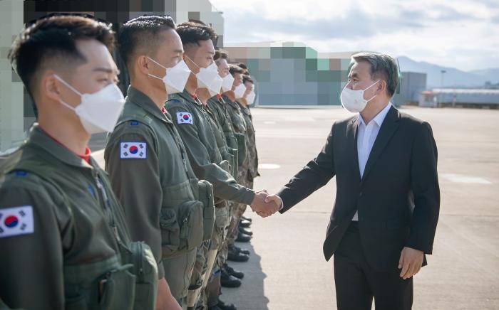 이종섭(오른쪽) 국방부 장관이 13일 공군11전투비행단을 방문해 대비태세를 점검한 뒤 비상대기 근무자들과 악수하며 격려하고 있다. 국방부 제공