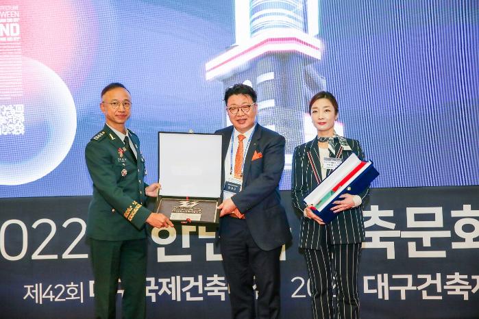 백상호(왼쪽) 육군박물관장이 2022 대한민국건축문화제 시상식에서 ‘무애 25년 건축상’ 수상패를 받고 있다. 육사 제공