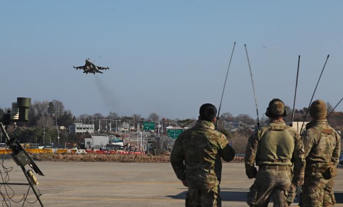 한미연합 비상활주로 접근 훈련이 열린 16일 경북 영주시 비상활주로에서 미 공군 F-16 전투기가 ‘로우 어프로치’를 하기 위해 접근하고 있다. 이경원 기자
