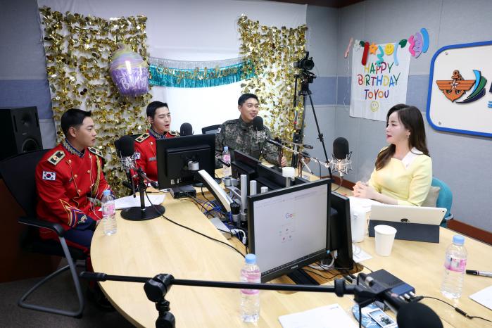 ‘온앤오프’ 이창윤·김효진·박민균(왼쪽부터) 상병이 16일 국방FM ‘이미엽의 랄라 라디오’ 11월 특집 모바일 공개방송 ‘Military Voice(밀리터리 보이스)’에 출연해 자신들의 군 복무 일화를 들려주고 있다. 