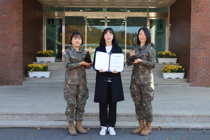수년 동안 기른 머리카락을 소아암 환자에게 기부한 육군탄약지원사령부 소속 강미리 중위, 김나은 주무관, 박도은 상사(왼쪽부터).  부대 제공