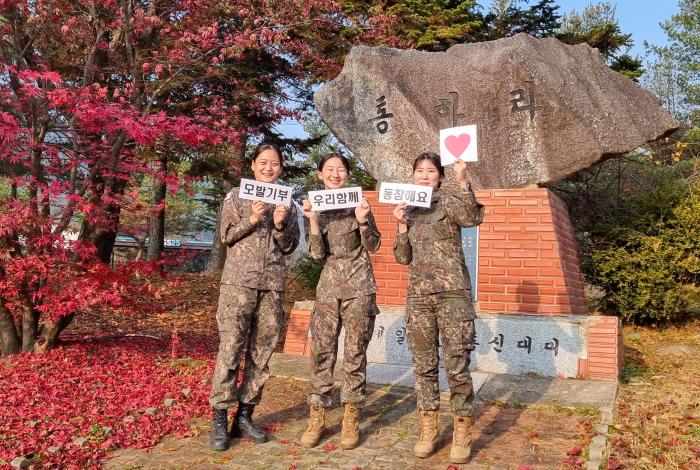 소아암 환자를 위한 모발 기부에 앞장선 육군수도기계화보병사단 정보통신대대 간부들. 왼쪽부터 우진·이소이 하사, 이은지 중사(진).  사진 제공=윤희성 대위