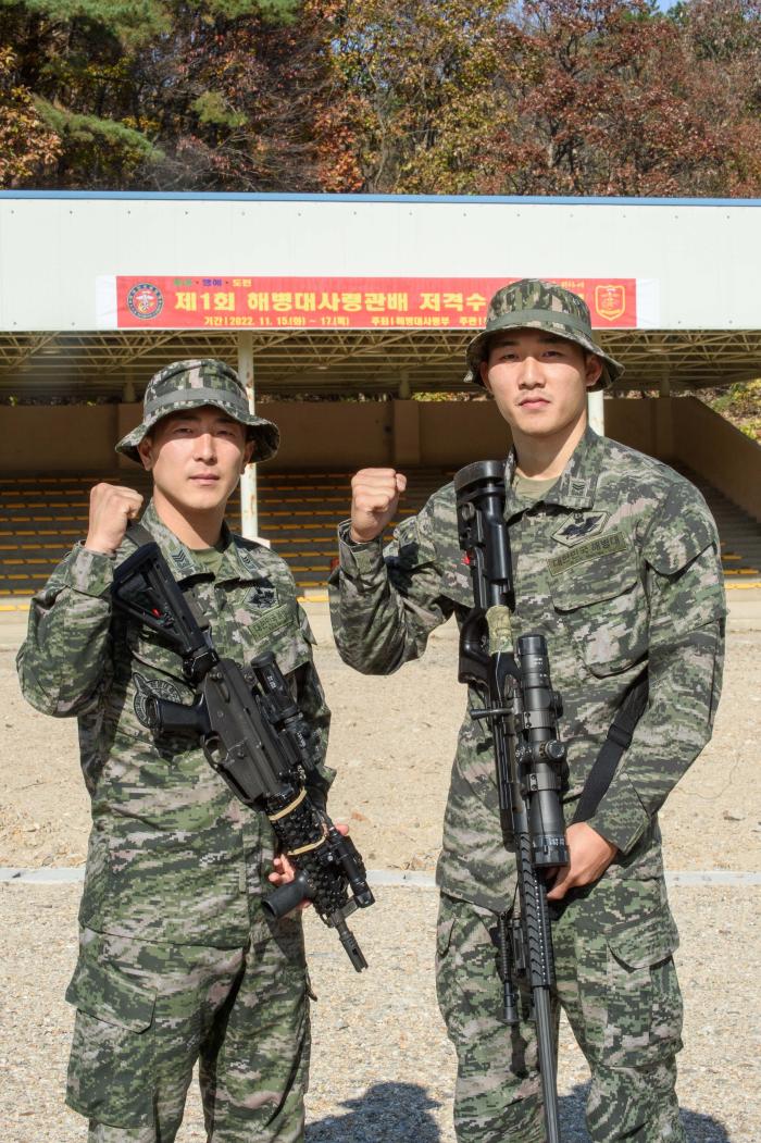 최우수상을 받은 김대은(왼쪽) 상사와 최문식 중사.