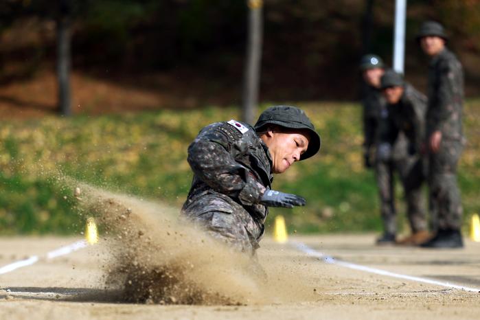 240m 왕복달리기 훈련 중 반환점을 돌고 있는 장병.