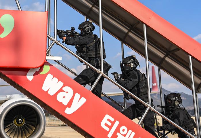 공군11전투비행단과 경찰특공대 대테러 요원들이 16일  승객 구조를 위해 민항기 내부에 진입하고 있다. 
 사진 제공=한윤창 하사