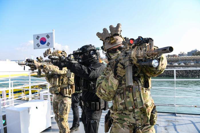 해군2함대 특전대대 장병들이 17일 중부해양경찰청 특공대와 합동 대테러 훈련을 하고 있다.  부대 제공