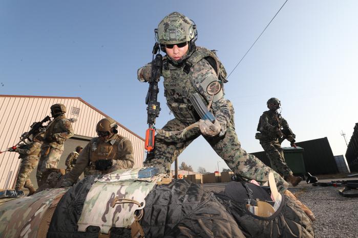 대항군을 제압한 뒤 무장해제를 하는 모습.