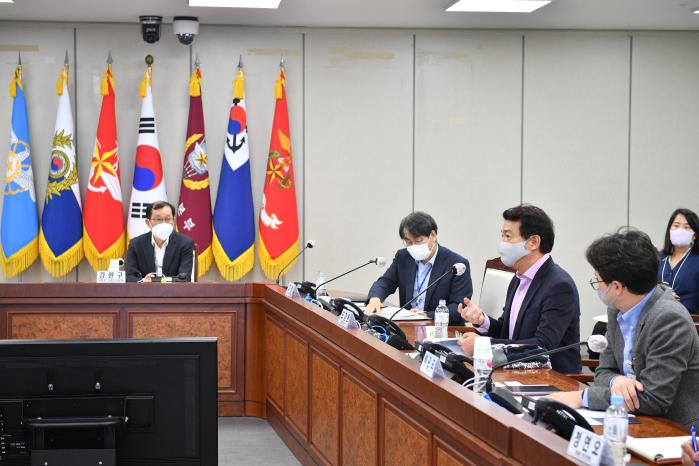 21일 서울 용산구 국방부 청사에서 강완구(맨 왼쪽) 기획조정실장 주관으로 열린 제3차 국방기획정책포럼 참석자들이 주제 발표를 듣고 있다.  백승윤 기자