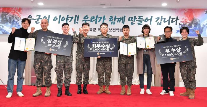 22일 개최된 ‘대한민국 육군 영상공모전’ 시상식에서 노재천(왼쪽 넷째) 육군 공보정훈실장과 수상자들이 기념사진을 찍고 있다.  육군 제공