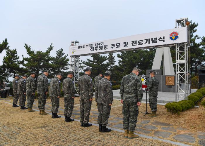 연평도 포격전 12주년을 맞아 연평도를 방문한 3군 주임원사들이 전사자 위령탑을 참배하고 있다.  연평부대 제공