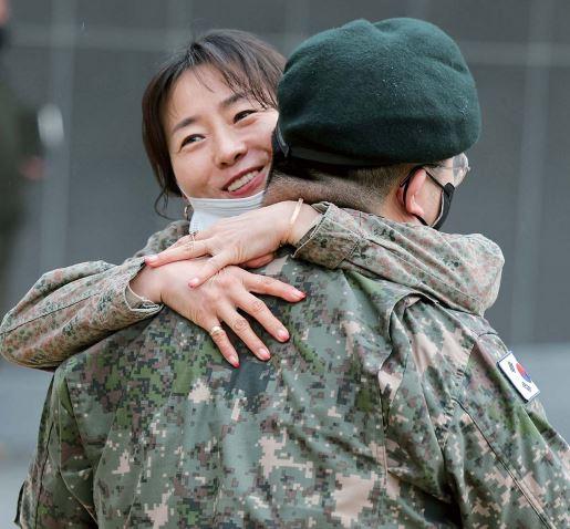 육군22보병사단 쌍호여단에서 열린 ‘쌍호 우리 아빠·엄마 최고 행사’ 참가를 위해 부대를 방문한 어머니가 아들과 포옹하고 있다.