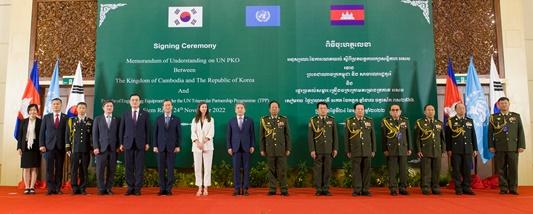 이종섭(가운데) 국방부 장관이 24일(현지시간) 캄보디아 시엠레아프에서 떼어 반(오른쪽 일곱째) 캄보디아 부총리 겸 국방장관과 국방협력 행사를 가진 뒤 관계관들과 기념사진을 찍고 있다. 국방부 제공