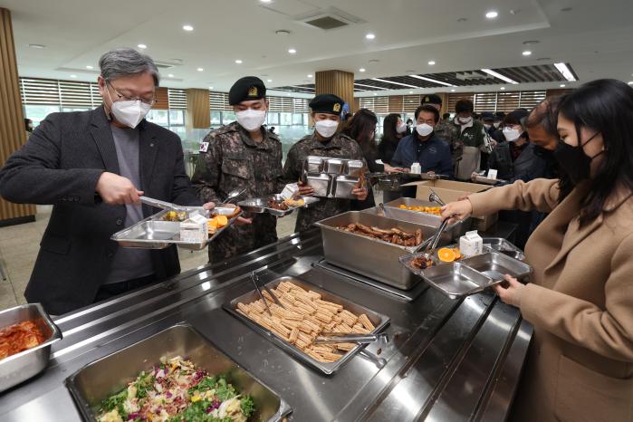 장병과 가족들이 병영식당에서 음식을 담는 모습.